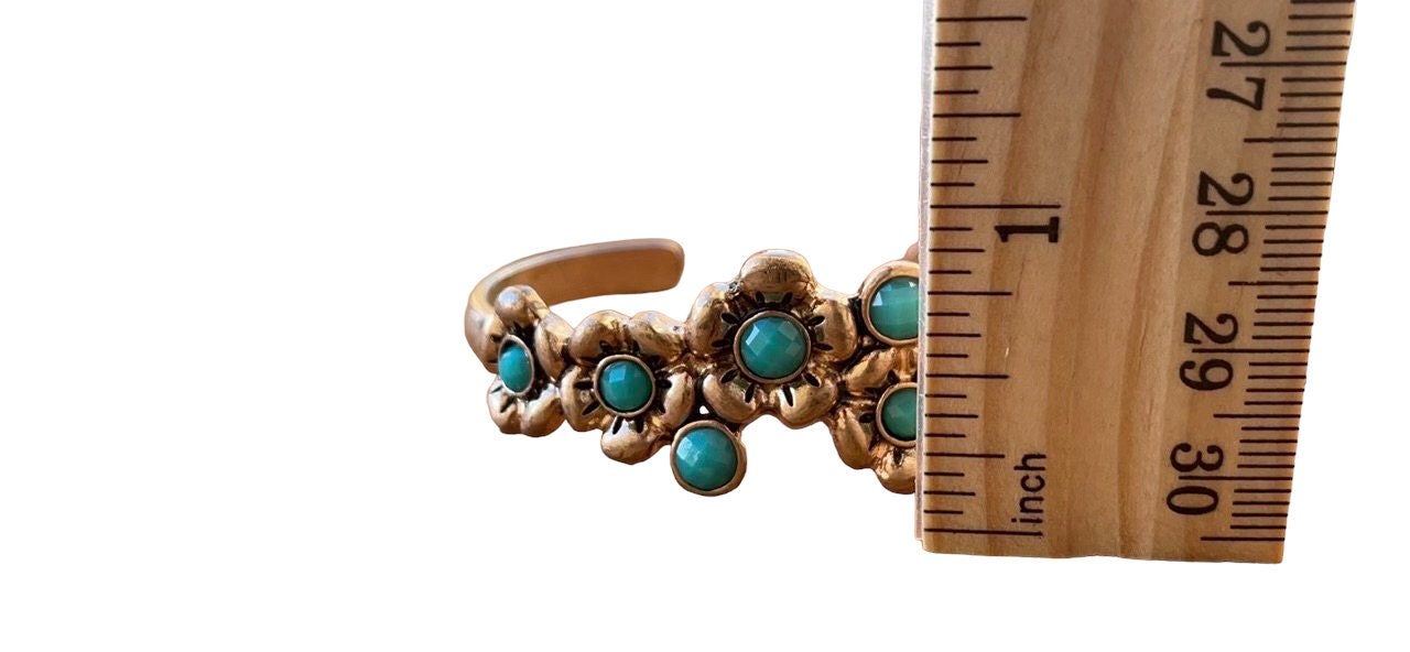 Stunning vintage bracelet with faux turquoise studs