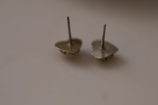 White stone in tiny goldtone hearts - vintage stud earrings - 8 mm