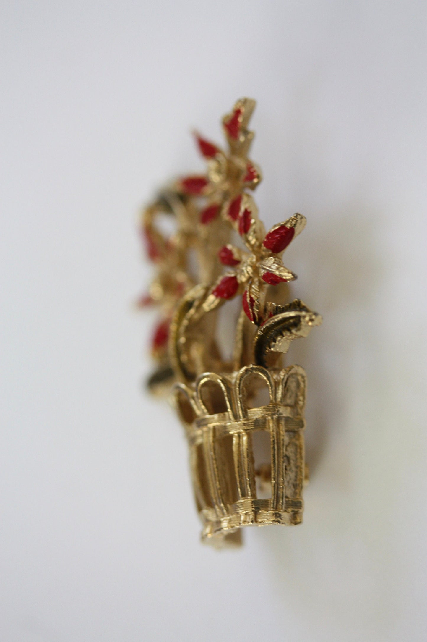 Goldtone basket of Chrysanthemums - stunning vintage Christmas pin