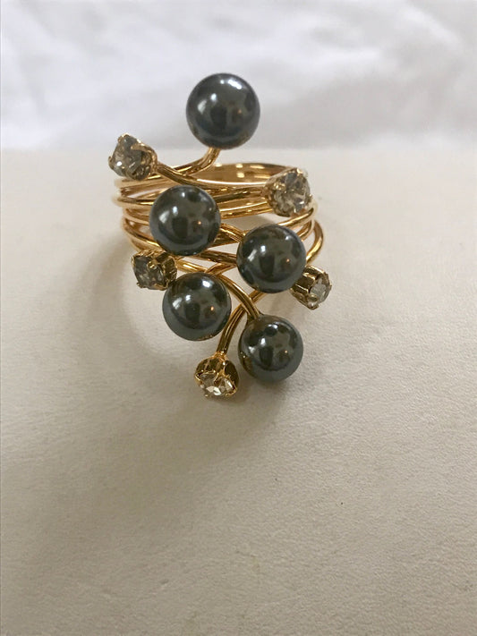 Black faux pearl and rhinestone stunning vintage ring - goldtone band