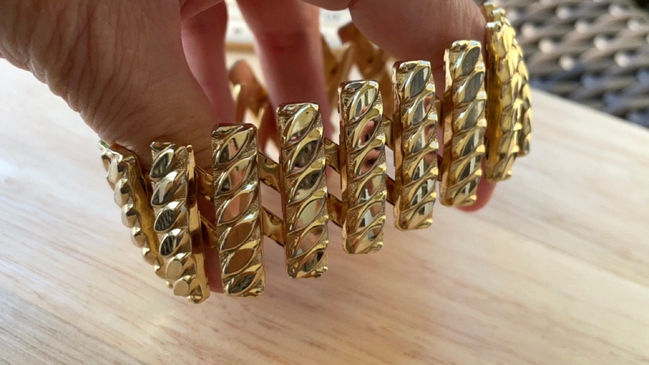 Expandable vintage MCM style textured goldtone retro bangle bracelet - unsigned