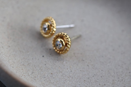 Small gold and rhinestone stunning vintage stud earrings - approx. 8 mm