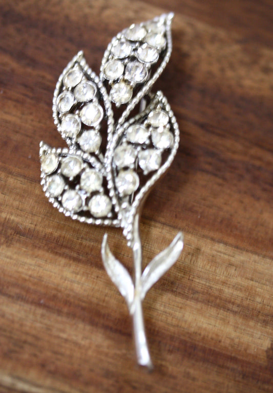 Stunning silvertone vintage rhinestone pin
