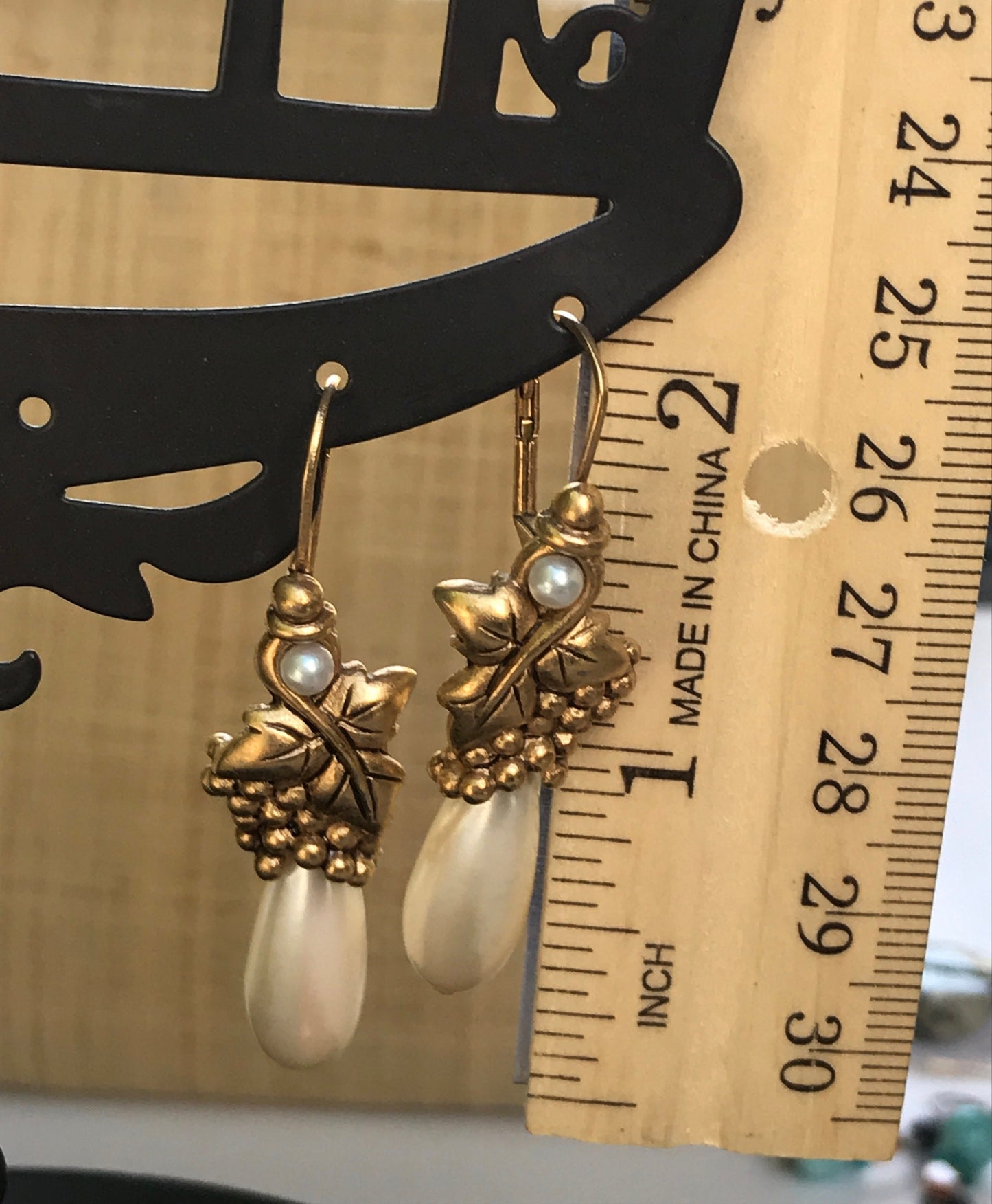 Goldtone Faux Pearl drop stunning vintage earrings