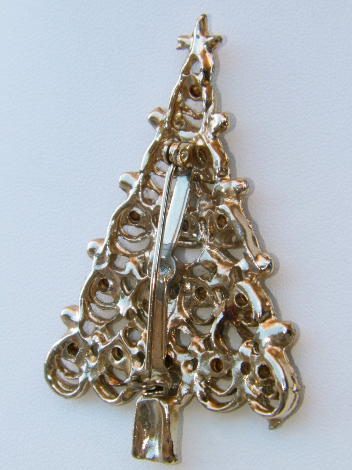 Vintage Christmas pin/Holiday pin - Christmas tree with rhinestones