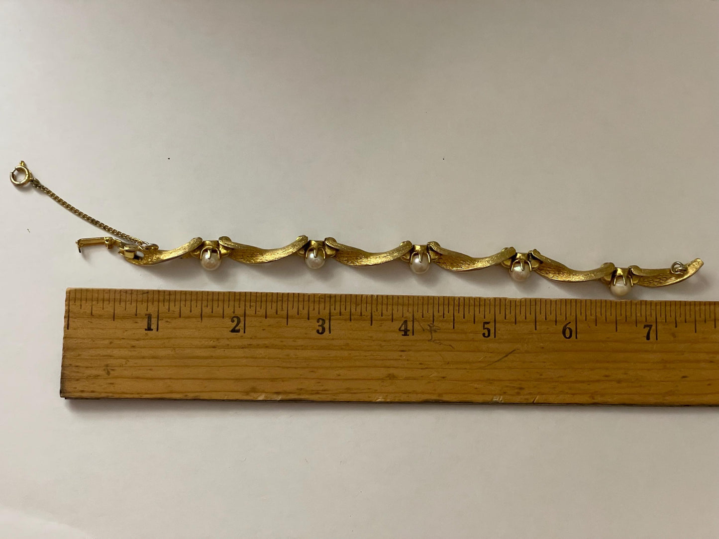 Vintage signed Lisner gold and pearl bracelet with security clasp - 7"