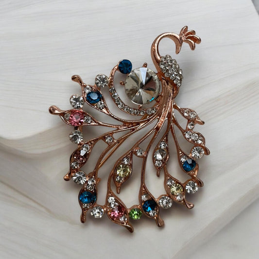 Stunning vintage rhinestone studded peacock pin pin/brooch