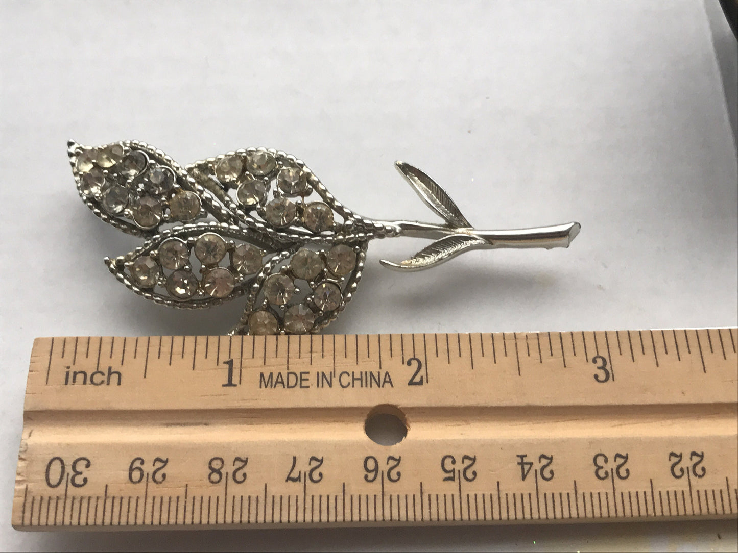 Stunning silvertone vintage rhinestone pin