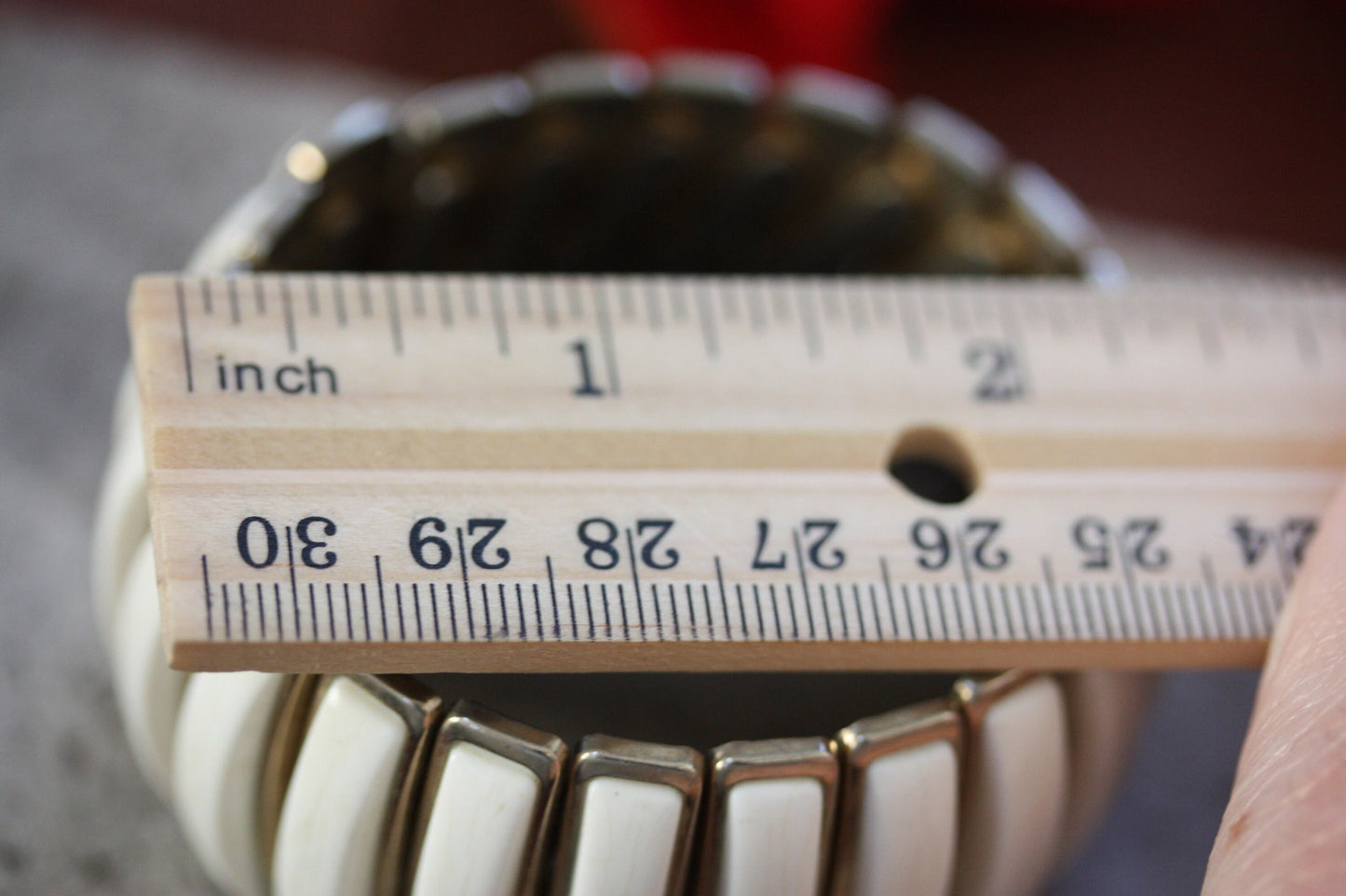 Metal expandable white vintage bracelet - stunning