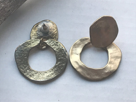 Unique vintage artisan hammered metal vintage goldtone hoop earrings