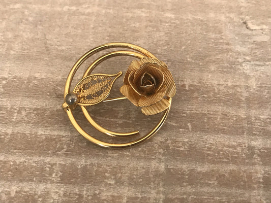Signed Sarah Coventry goldtone filigree floral vintage pin