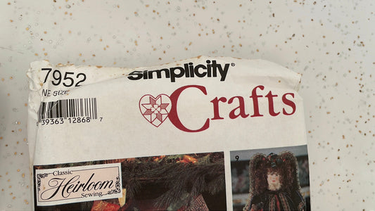 UNCUT Sewing Pattern - Simplicity Crafts Sewing Pattern 7952 - Christmas Stockings, Angel, Ornaments, Wreath, Classic Heirloom