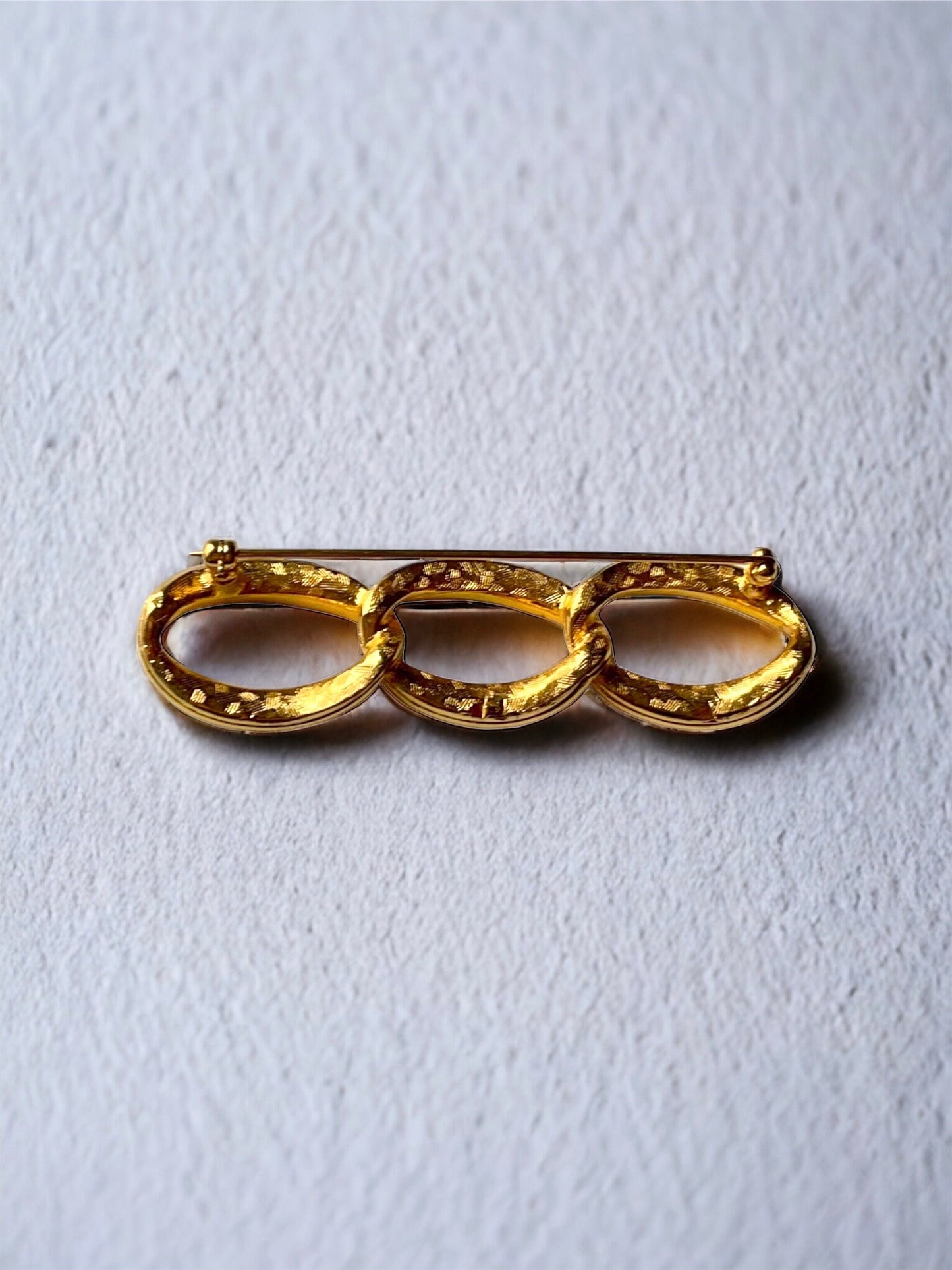 Stunning vintage rhinestone pin - goldtone with three overlapping ovals