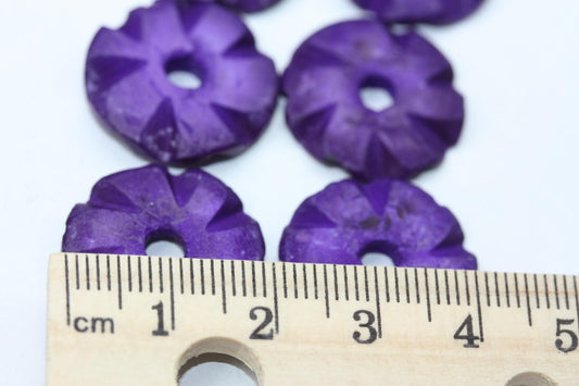 Carved purple Hawaiian flower beads - 20 mm