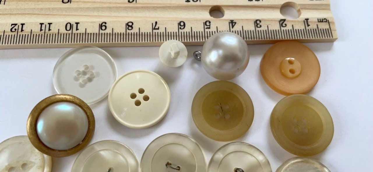 Lot of vintage buttons - from Holland and elsewhere - mother of pearl and shades of white / cream / yellow