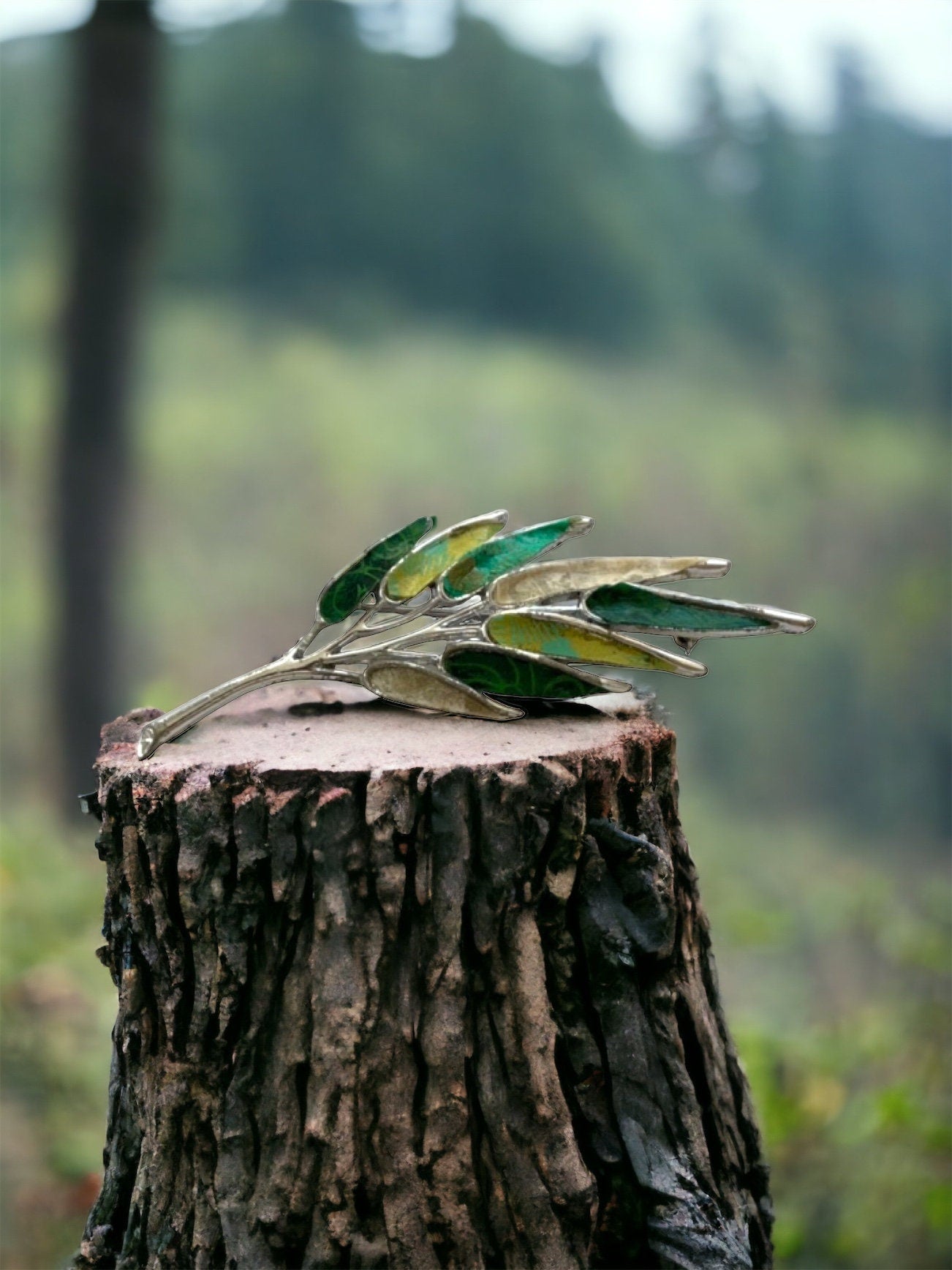 Mixed material shades of green - leaf pin
