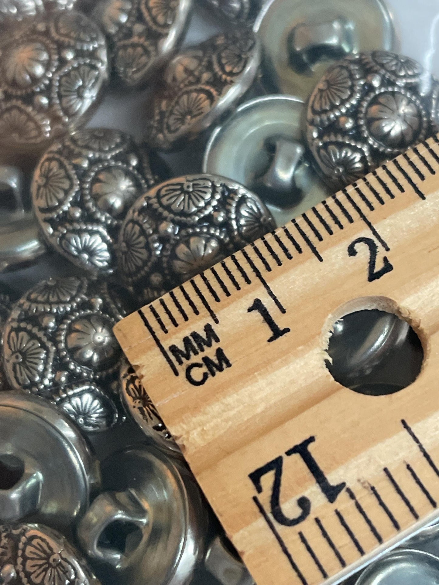 Stunning vintage patterned silvertone metal Buttons - approx. 8 mm