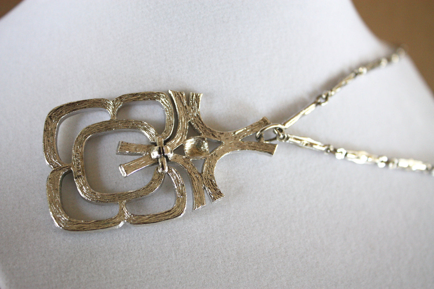 Stunning unique art deco style unsigned vintage silvertone necklace