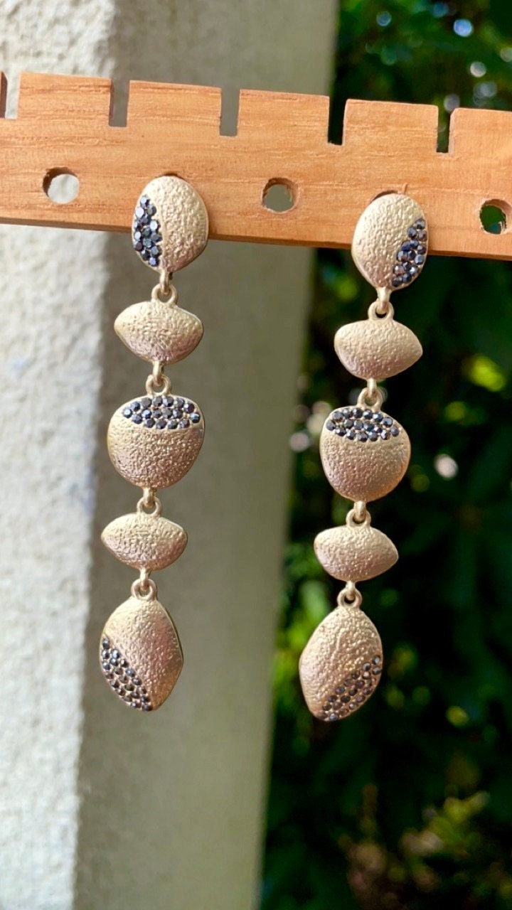 Stunning vintage dangle earrings - goldtone with tiny black rhinestones