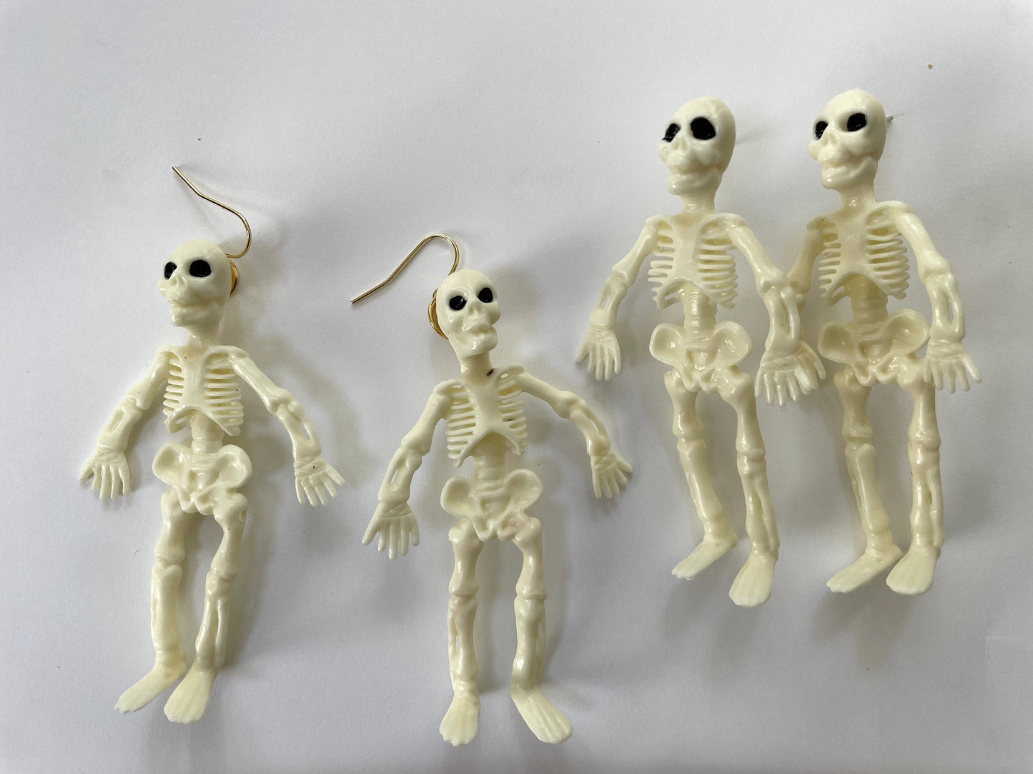 Fun Halloween Earrings - Dangling skeletons
