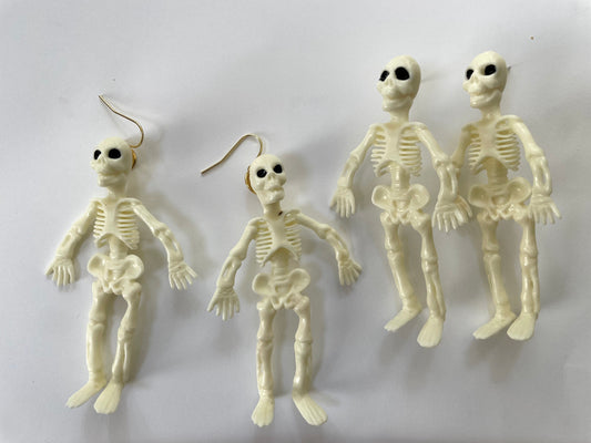 Fun Halloween Earrings - Dangling skeletons