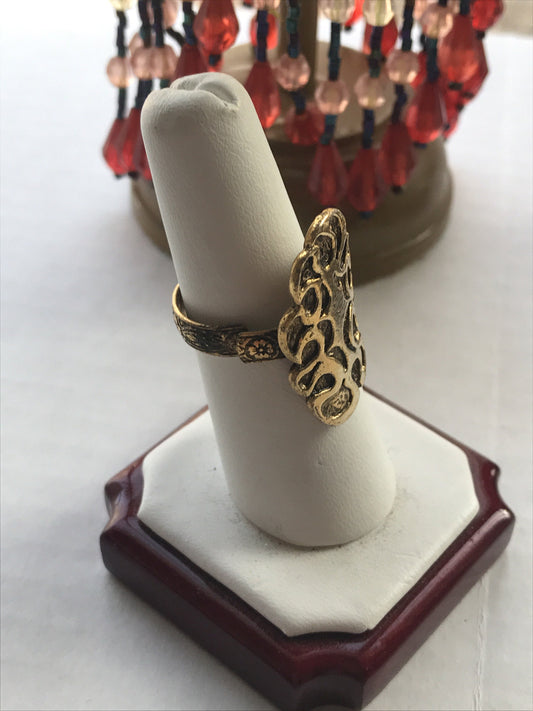 Stunning goldtone vintage ring