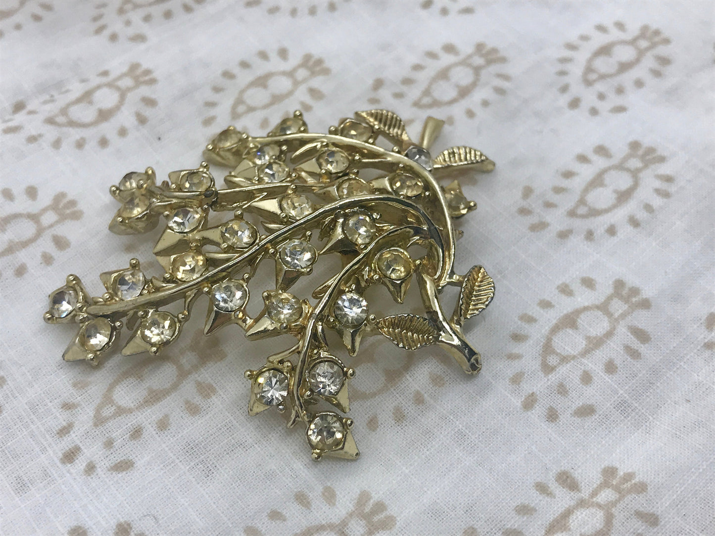 Stunning vintage rhinestone pin