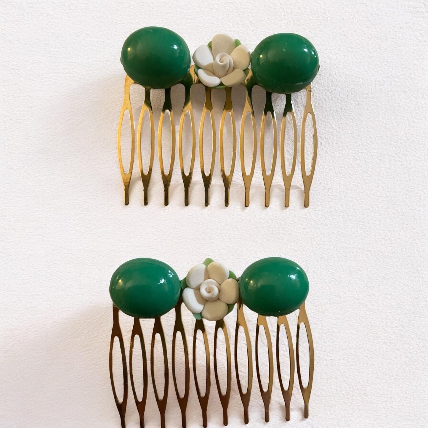 Vintage-Inspired Green Beaded Metal Hair Comb with White Flower – Retro Handmade Hair Accessory, Bridal or Everyday Style