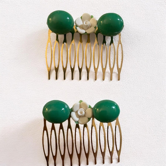 Vintage-Inspired Green Beaded Metal Hair Comb with White Flower – Retro Handmade Hair Accessory, Bridal or Everyday Style
