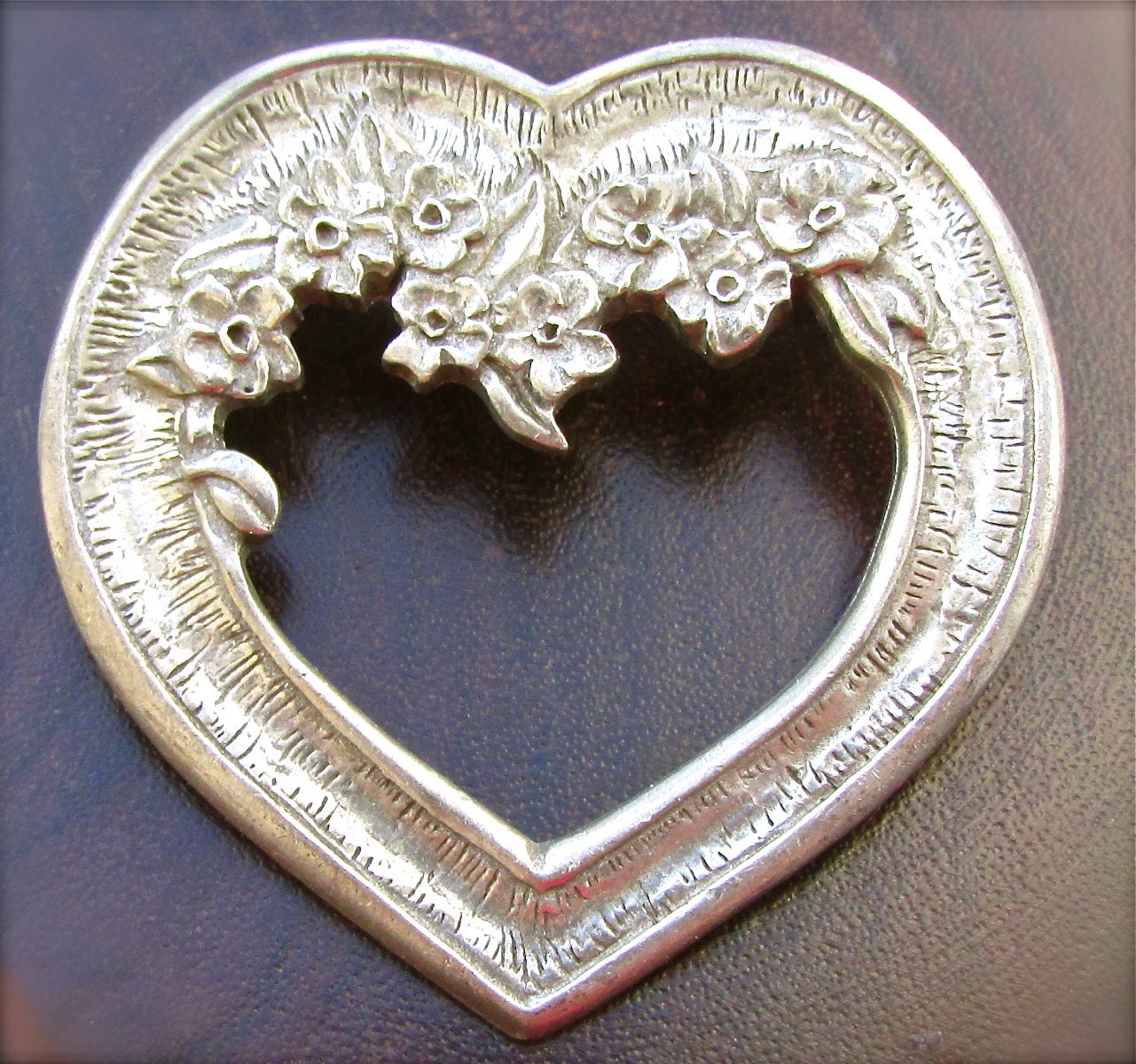Signed Seagull Pewter Canada - stunning art nouveau style heart pin with ornate intricately carved flowers