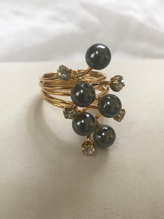 Black faux pearl and rhinestone stunning vintage ring - goldtone band
