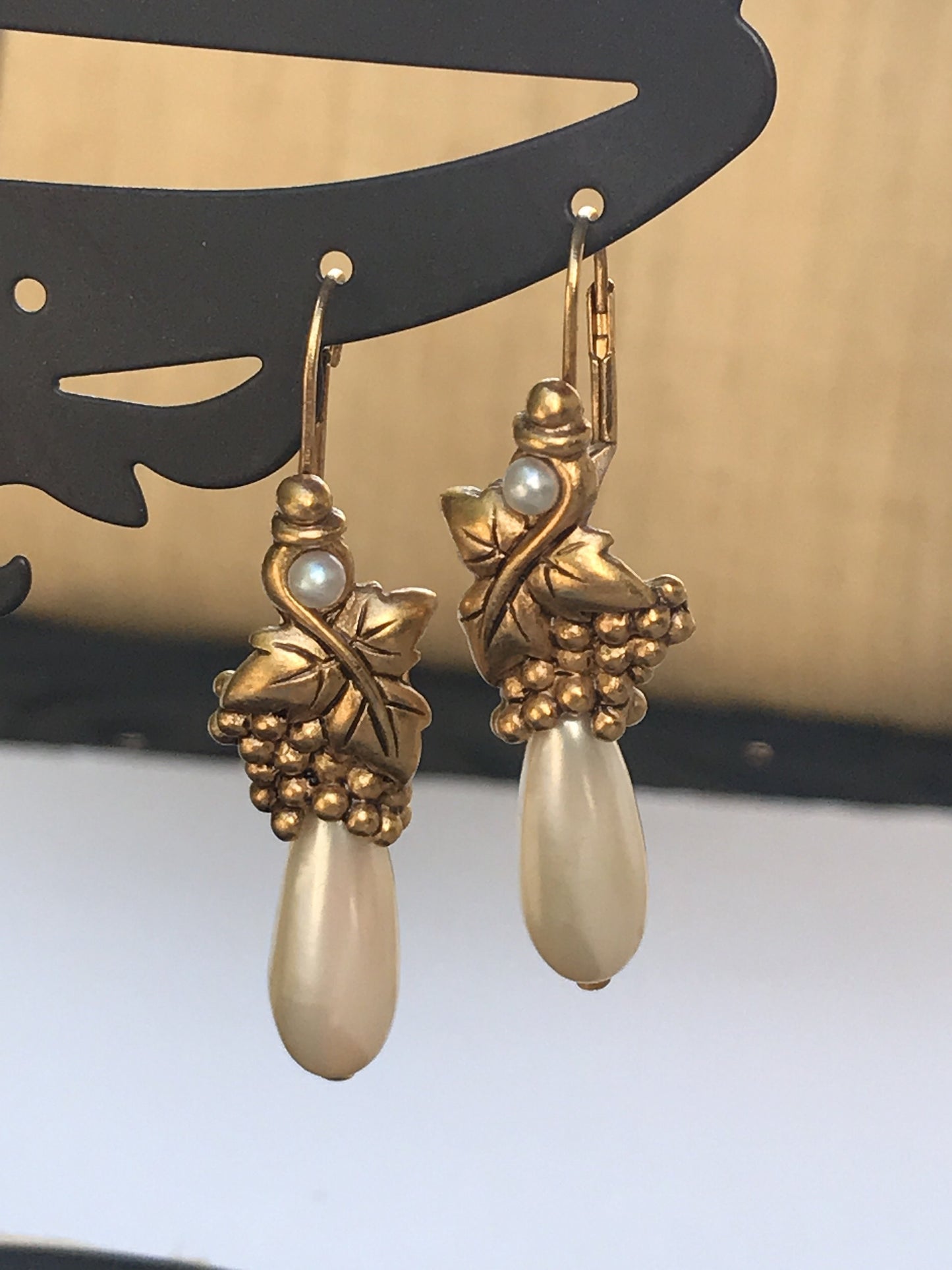 Goldtone Faux Pearl drop stunning vintage earrings