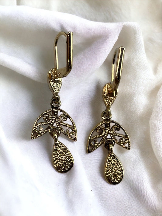 Stunning vintage faux abalone shell clip on dangle earrings