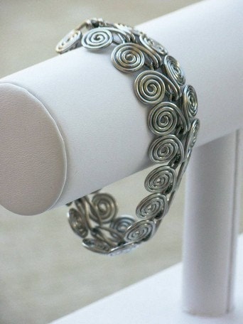 Stunning unique linked scrollwork silvertone vintage bracelet