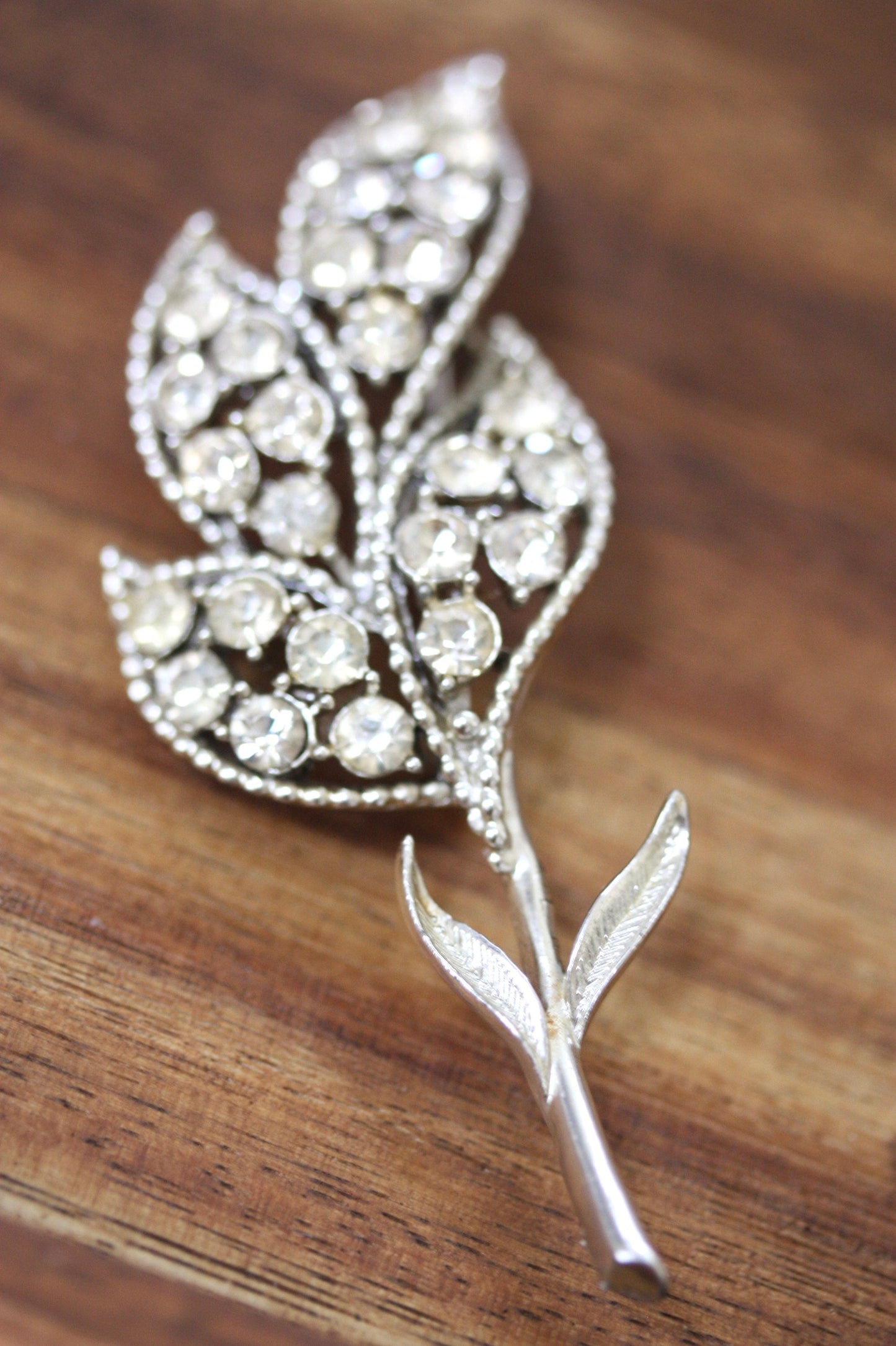 Stunning silvertone vintage rhinestone pin