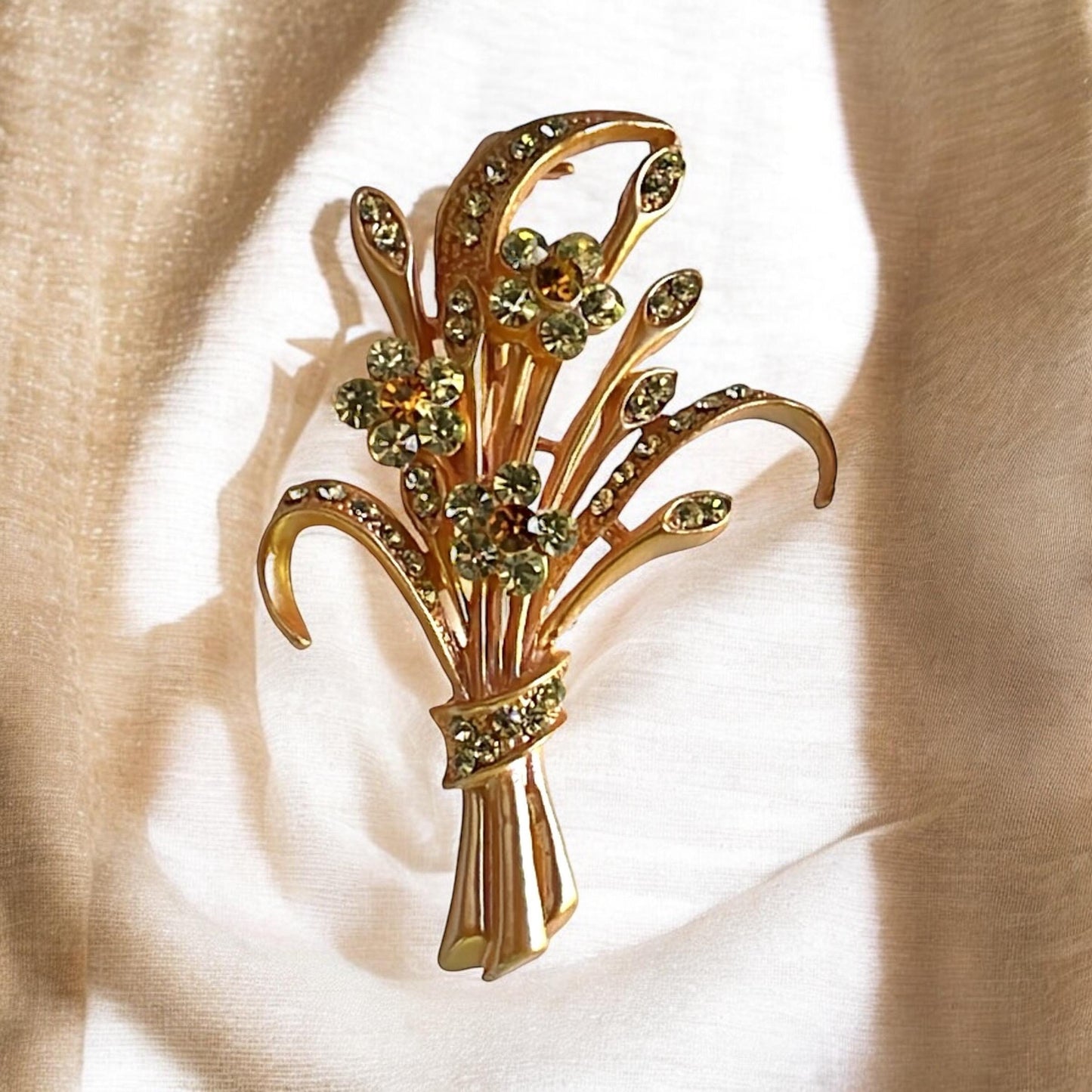 Stunning vintage rhinestone pin/brooch - flower bouquet