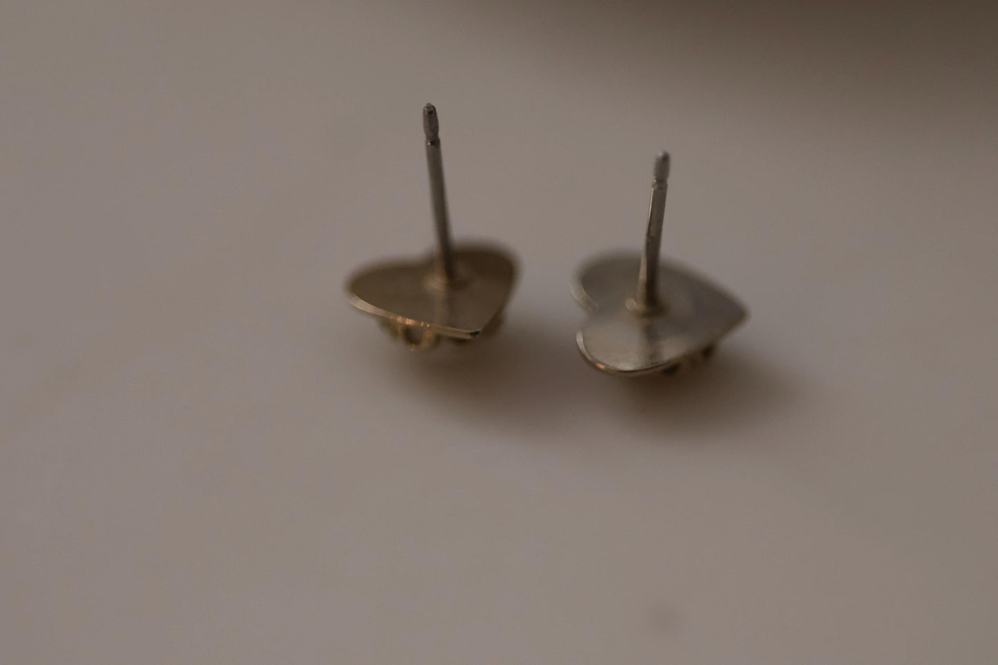 White stone in tiny goldtone hearts - vintage stud earrings - 8 mm