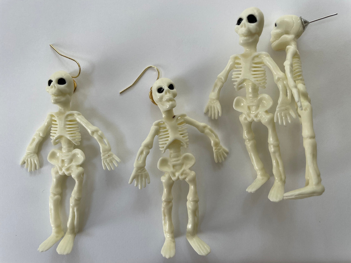 Fun Halloween Earrings - Dangling skeletons