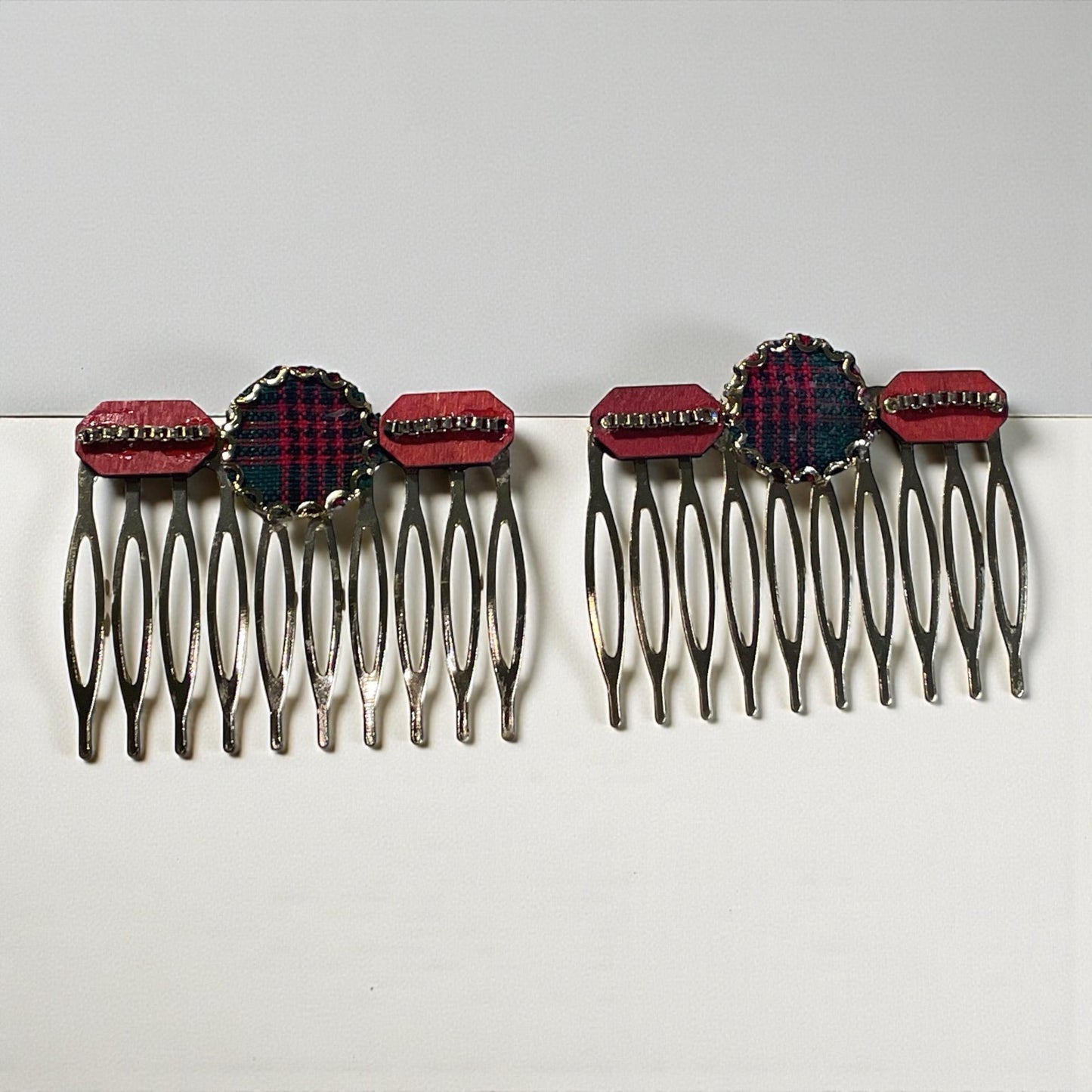 Handmade Christmas Hair Combs – Mixed Materials Holiday Hair Accessories with Tartan & Red Accents, Festive Winter Hair Clips (Set of 2)