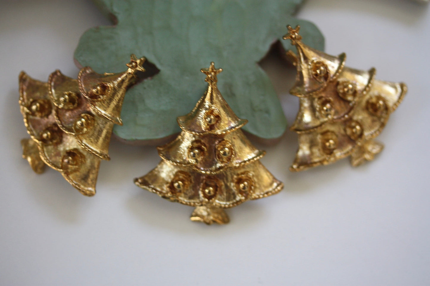 Vintage Christmas tree pin/Holiday pin
