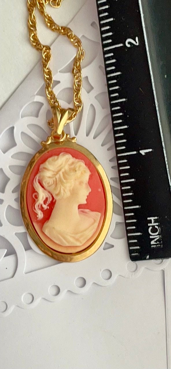 Stunning vintage faux cameo necklace