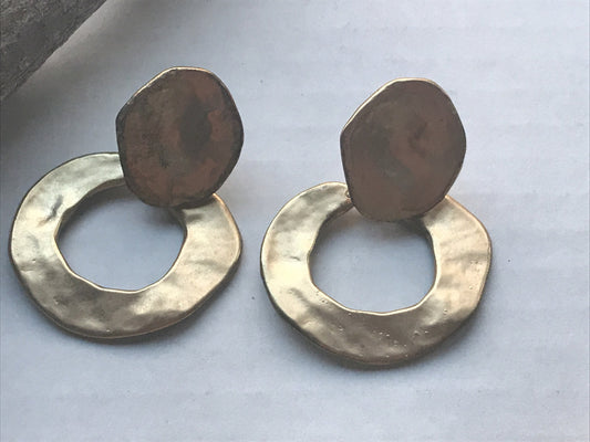 Unique vintage artisan hammered metal vintage goldtone hoop earrings