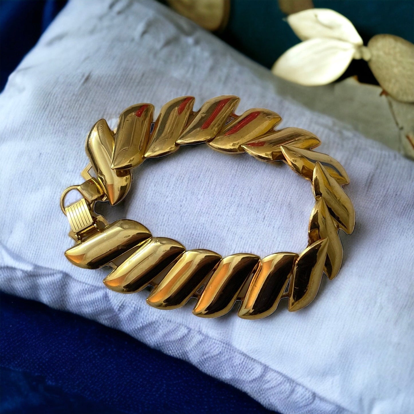 Stunning vintage goldtone panel link bracelet