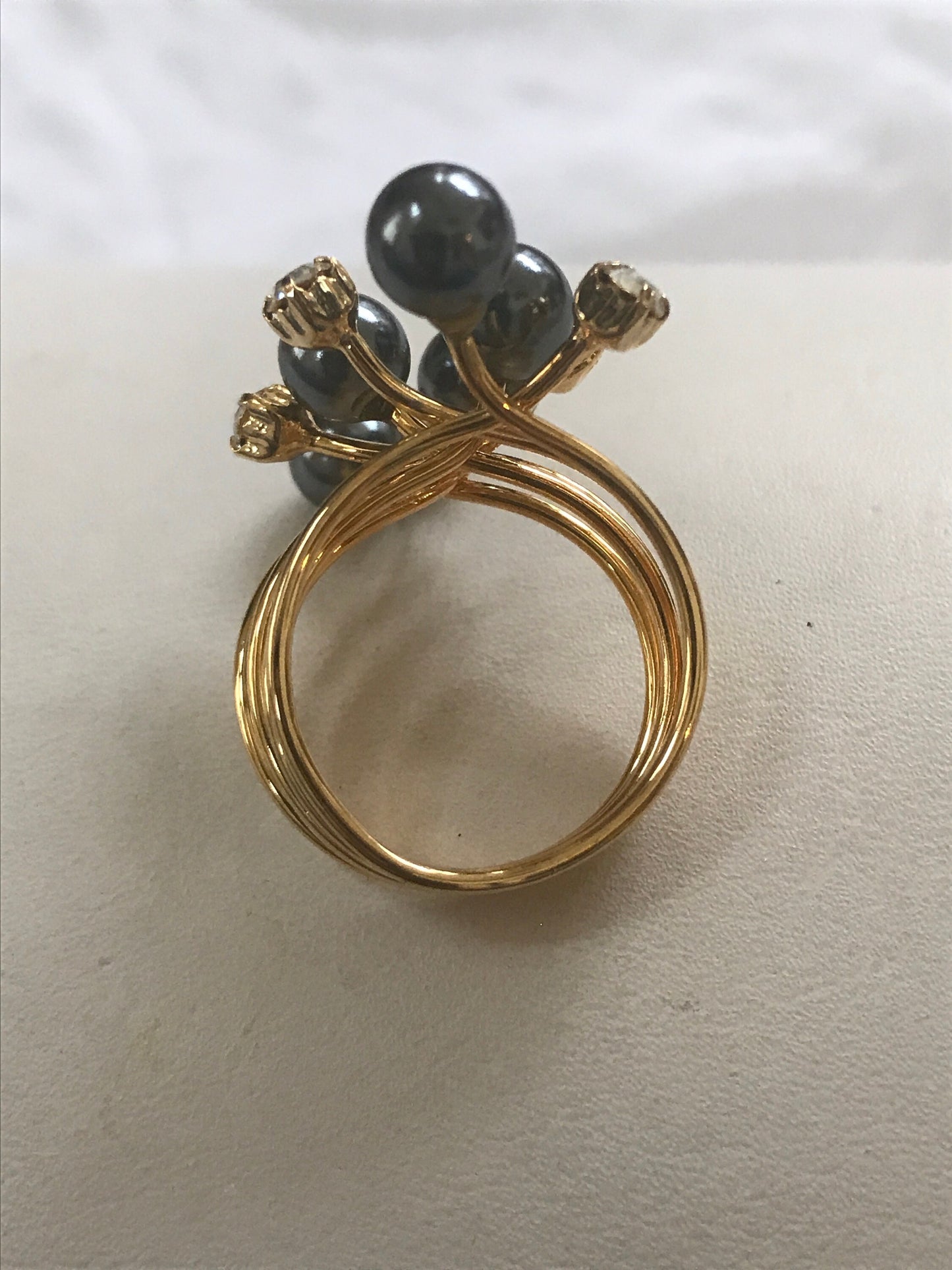 Black faux pearl and rhinestone stunning vintage ring - goldtone band