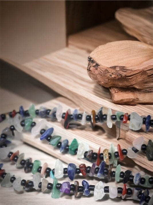 Simple elegance - 24-inch semi-precious stone chips vintage necklace