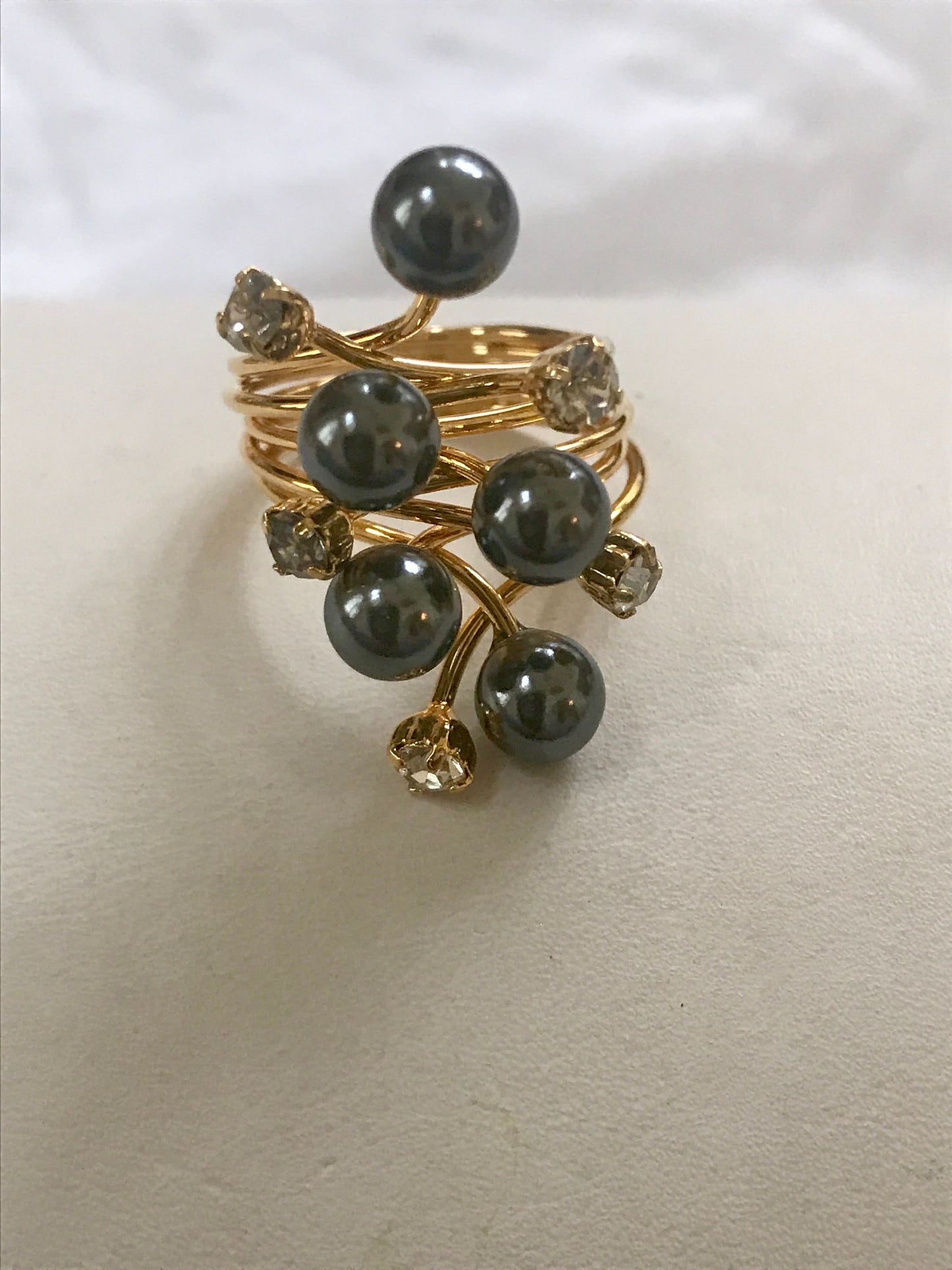 Black faux pearl and rhinestone stunning vintage ring - goldtone band