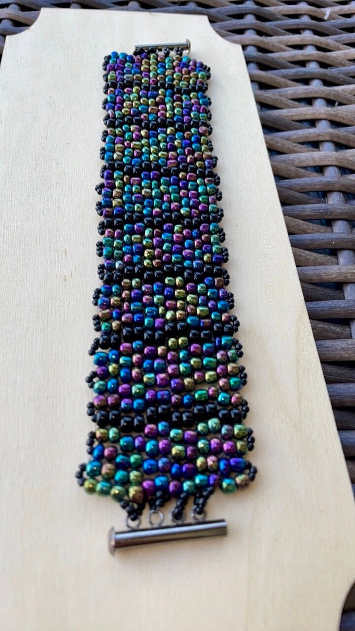 Stunning vintage royal blue iridescent handmade bead woven vintage beadwork bracelet with silvertone toggle clasp