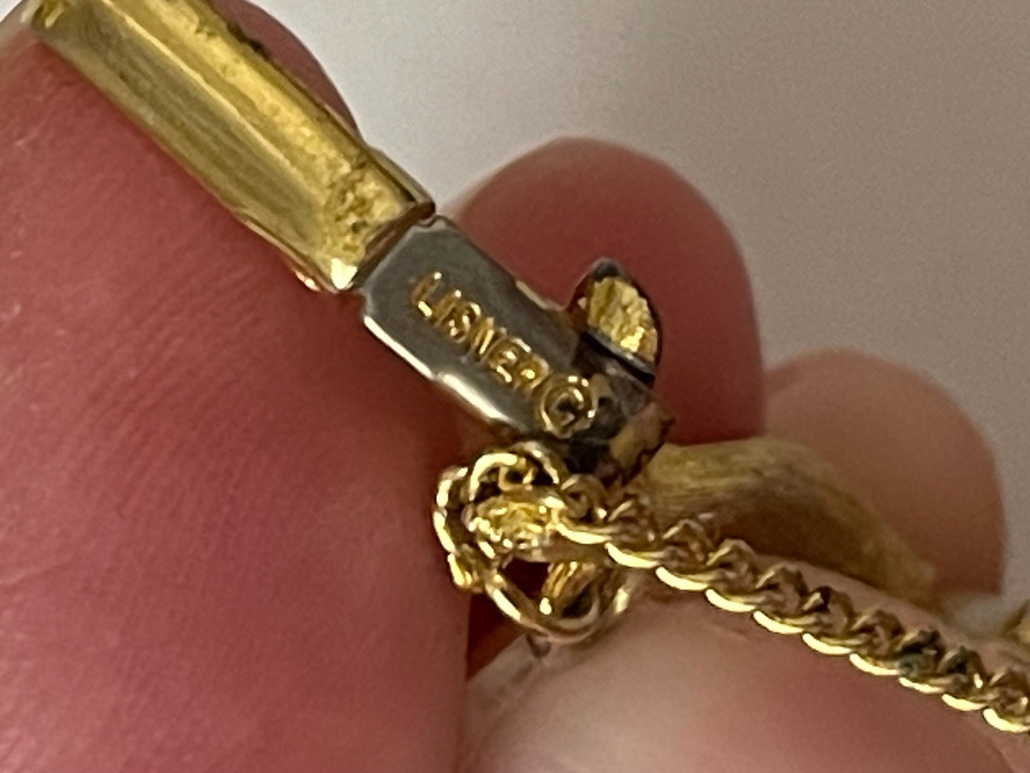 Vintage signed Lisner gold and pearl bracelet with security clasp - 7"