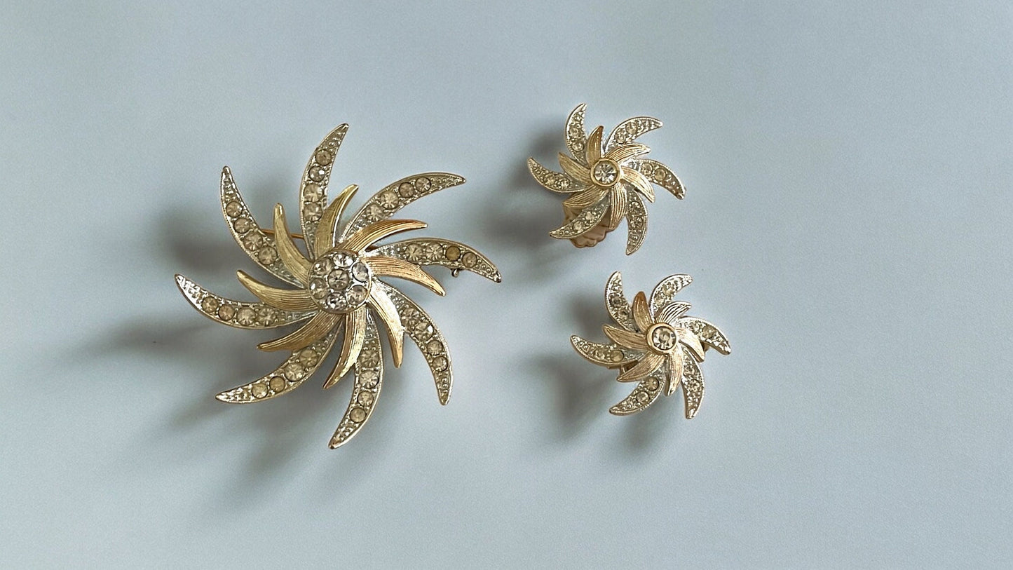 Stunning Sarah Coventry "pinwheel" pin and clip earring set - starburst