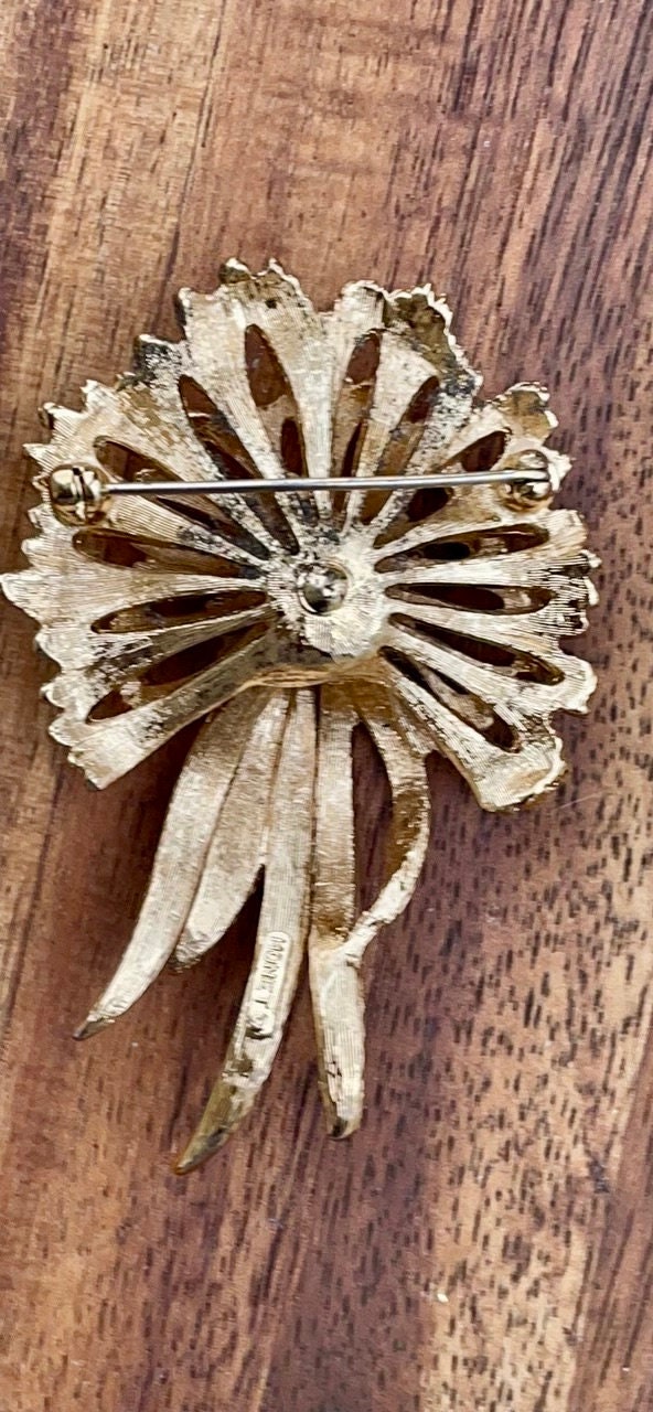 Beautiful vintage signed Monet pin